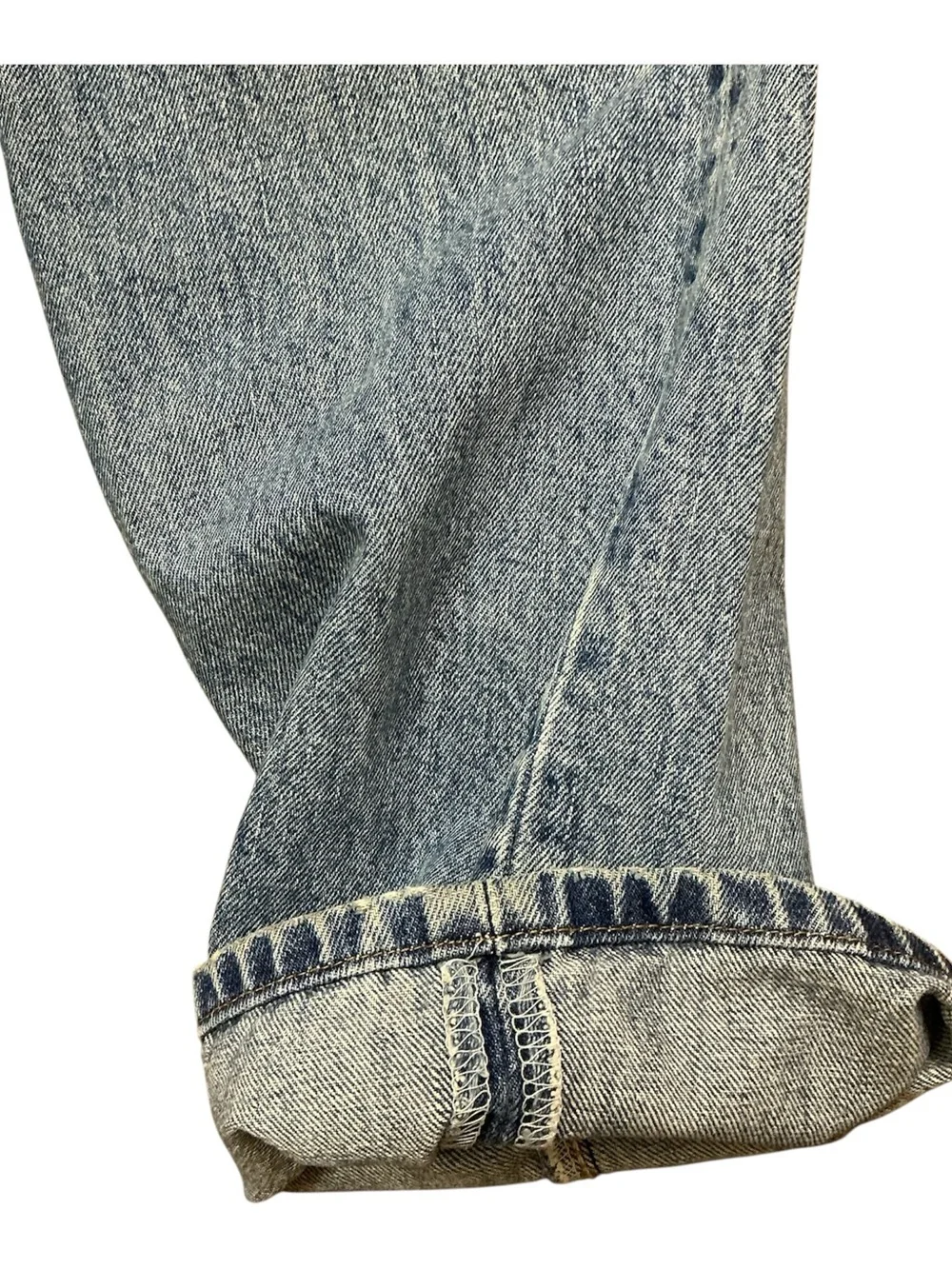Y2K Levi’s 501 button fly medium wash 100% cotton straight leg jeans 31 x 30